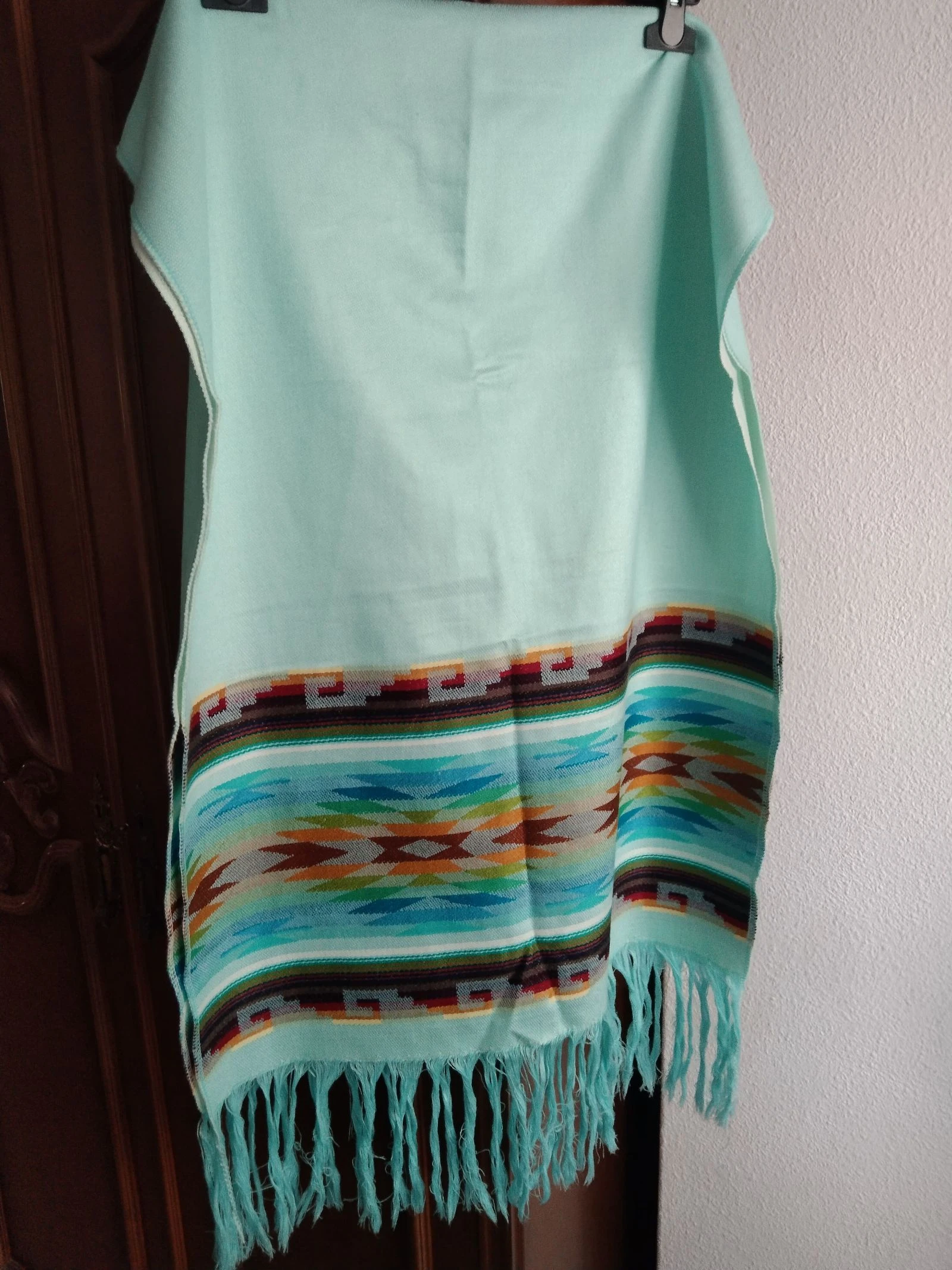 Bufanda azul con flecos y diseño étnico 